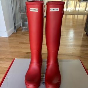 Women’s Hunter Rainboots Size 8 - Matte Red